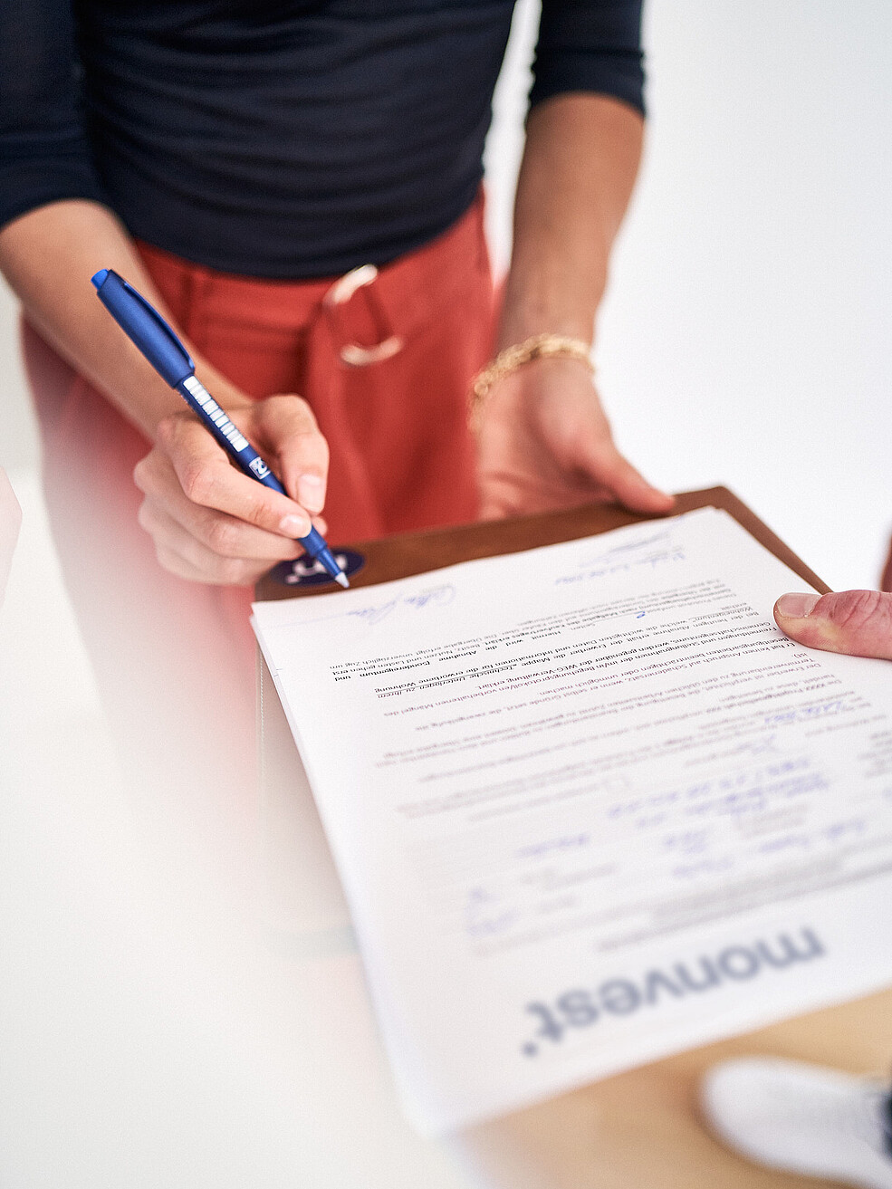 Unterzeichnung eines Immobilienvertrags mit Monvest